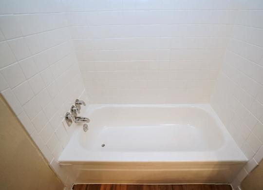 Large Soaking Tub In Bathroom at Boston Woods Apartments, Texas, 78201