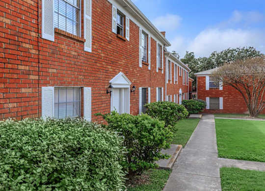 Courtyard Garden at Boston Woods Apartments, San Antonio TX