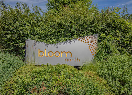 A sign that says