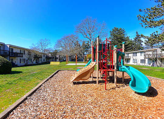 Lakewood Apartments - MOD 83 Apartments - Playground 1