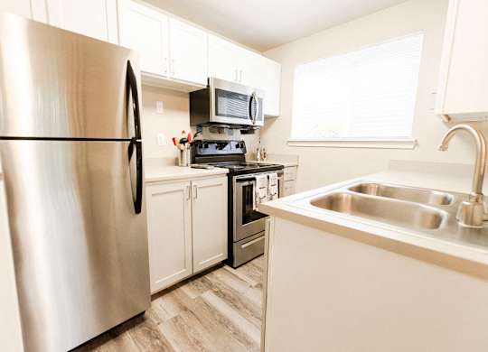 Puyallup Apartments - Cambridge on Seventh Apartments - Kitchen appliances at Cambridge on Seventh, Washington