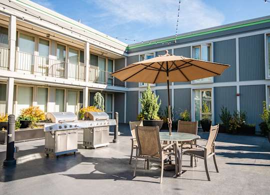 Common Patio and Gas Grills at Cosmopolitan, Seattle