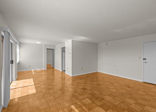A room with wooden flooring and white walls at Kensington House, Kensington