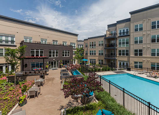 Mallory Square - Apartments in Downtown Rockville - swimming pool