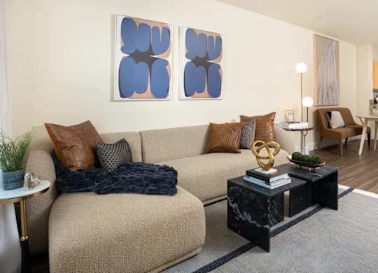 Metro 112 Apartments in Bellevue WA - Classic living room