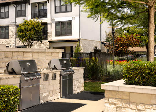 StoneLedge Apartments - Outdoor built-in BBQ grills - Southlake Apartments