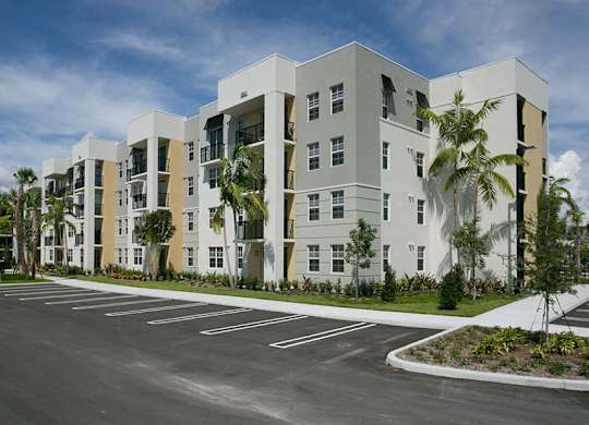 The District Boynton - Apartments near I-95 - private garages