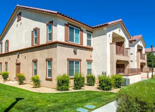 Showing Expansive Community and Green Landscaping at Riverton of the High Desert Apartments, Victorville