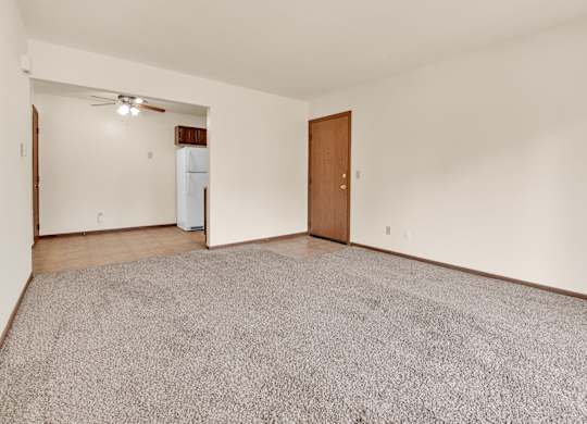 Unfurnished Living Area at Windsor Crest Apartments, Davenport , IA