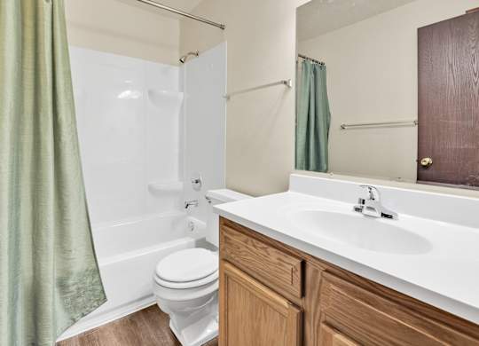 Bathroom With Bathtub at Windsor Crest Apartments, Davenport