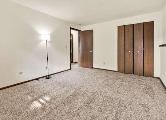 Plush Carpeting at Windsor Crest Apartments, Davenport , Iowa