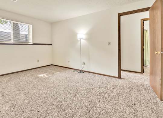 Master Carpeting at Windsor Crest Apartments, Davenport , Iowa