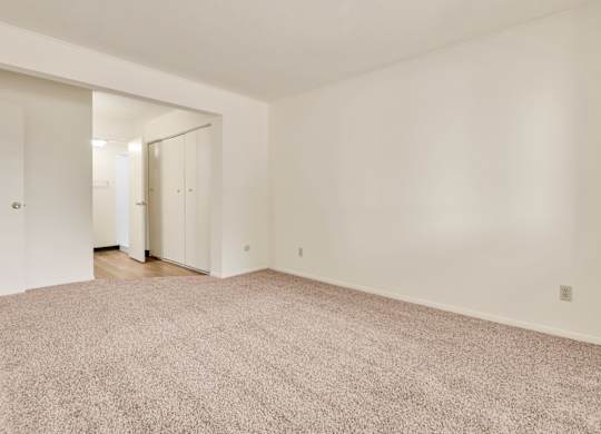 Vacant Bedroom at Indian Ridge Apartments, Davenport, IA, 52807