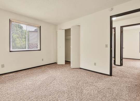 Beige Carpet In Bedroom at Indian Ridge Apartments, Davenport