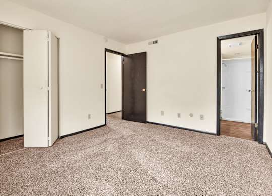 A room with carpeted floor at Indian Ridge Apartments, Davenport, 52807