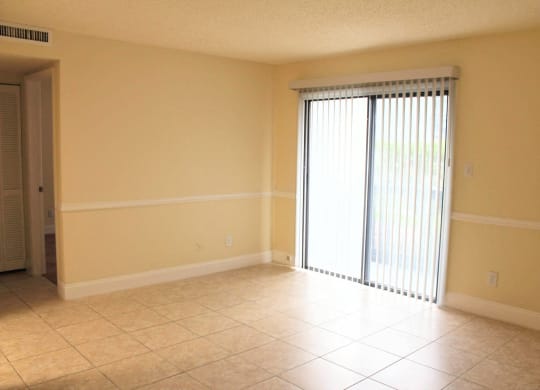 Vacant Living Area at Sunscape Apartment Homes, Tampa, FL, 33613
