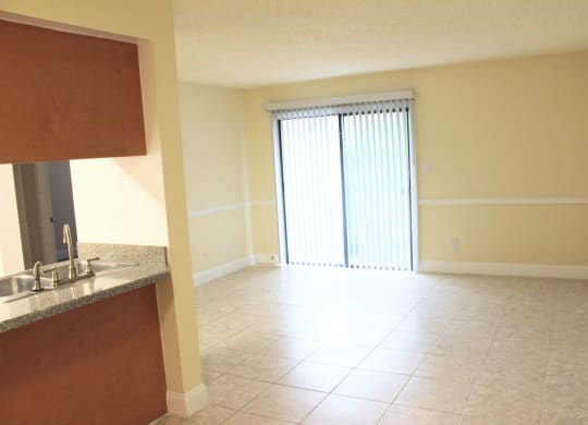 Unfurnished Living Area at Sunscape Apartment Homes, Florida, 33613