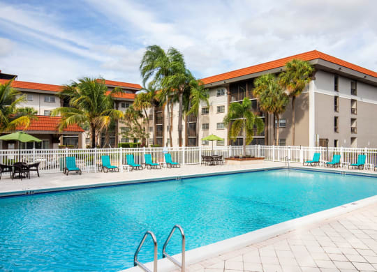 Sparkling Pool at DEL ORO APARTMENT HOMES, Florida, 33313