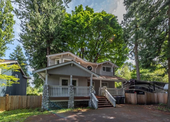 additional photo for property listing at chic digs with room to stretch out in the village 22 car