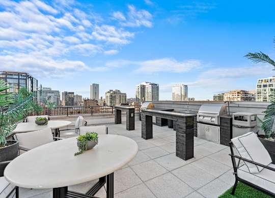 Outdoor at Chateau on Wells, Chicago