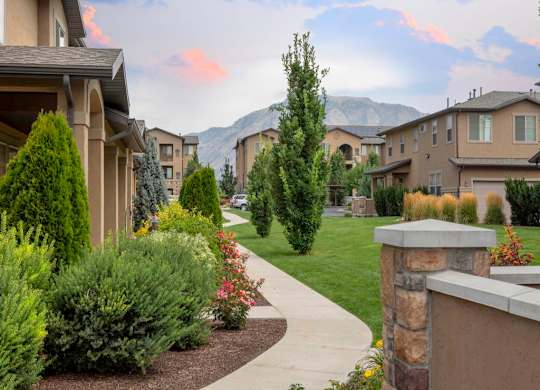 Four Seasons Apartments and Townhomes Walking Path