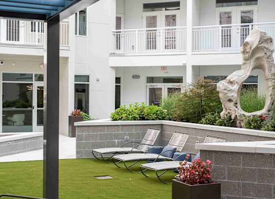Lounge chairs in the courtyard at Novi Rise