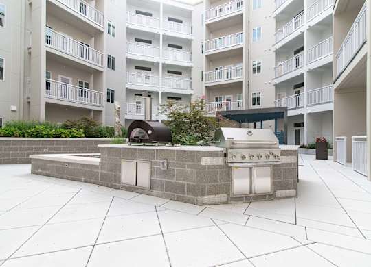 The outdoor grilling and dining area at Novi Rise Apartments in Concord, NC