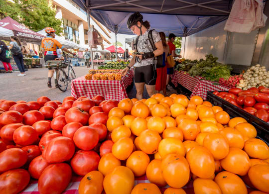 Close proximity to farmer's markets