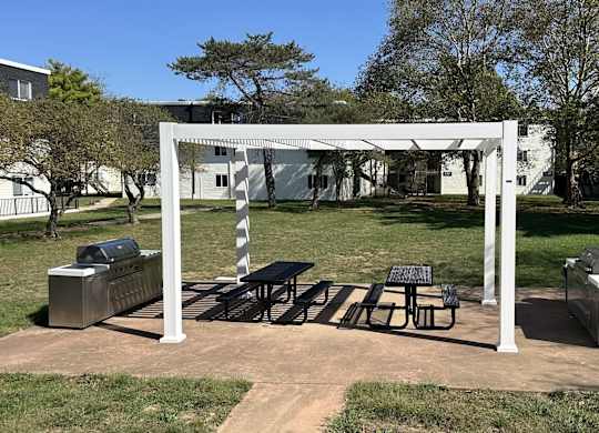 Luxury grilling station and pergola at The Retreat at Walnut Creek, Columbus , OH, 43232