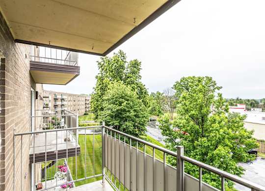 Apartment with balcony in Eastlake