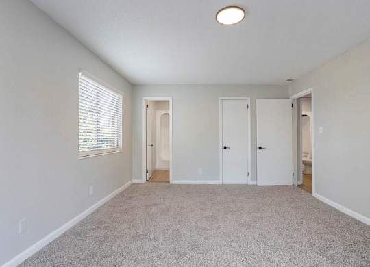 A room with white walls and a carpeted floor at The Onyx Hoover Apartments, Alabama, 35216