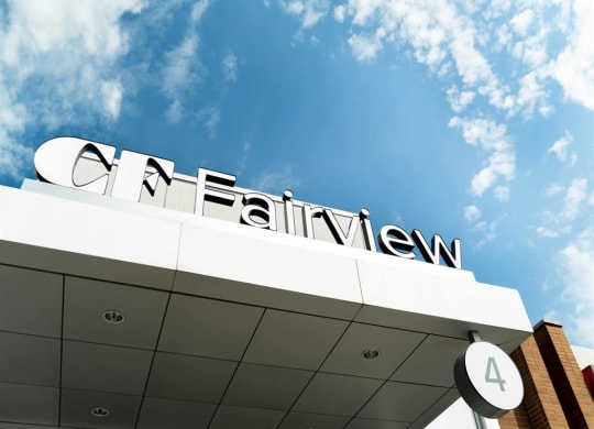 a sign on top of a building that reads art fairien