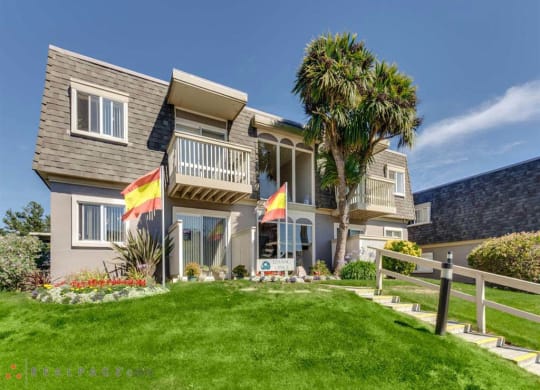 Lush Green Outdoor Spaces at Fairmont Apartments, Pacifica, CA, 94044
