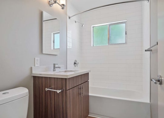 Bathroom With Bathtub at Colonial Garden Apartments, San Mateo, 94401