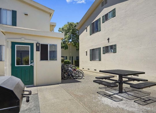 Picnic And Bbq Area at Colonial Garden Apartments, San Mateo, CA, 94401