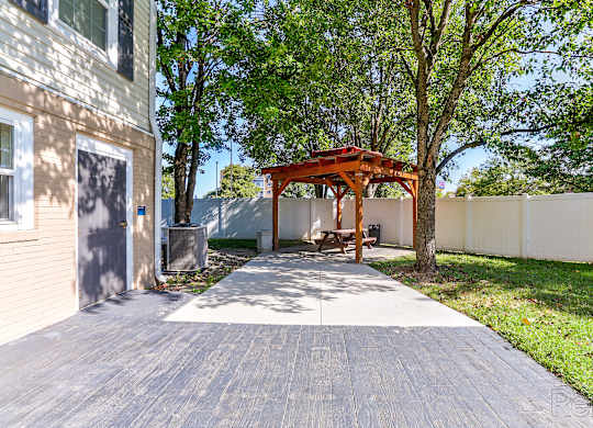 Courtyard at AVIA North Shore Apartments, Jeffersonville, IN, 47130