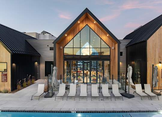 White lounge chairs at Solhavn Apartments, Utah