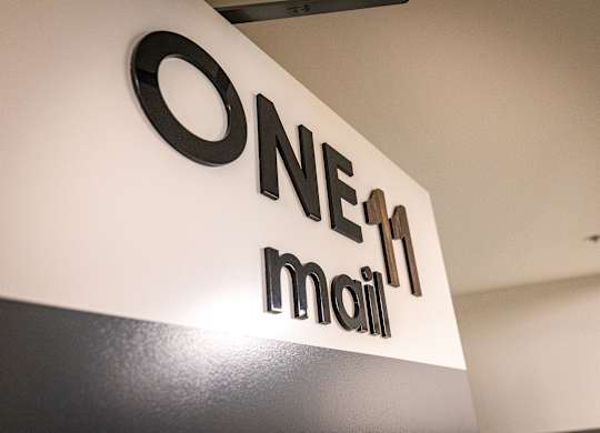 a sign on a wall that reads one mall