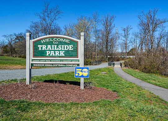 A sign welcoming people to Trailside Park.