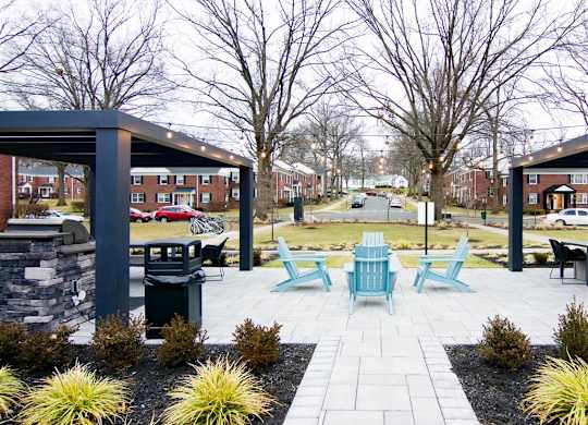 Outdoor courtyard with ample social seating at Alister Morristown, New Jersey