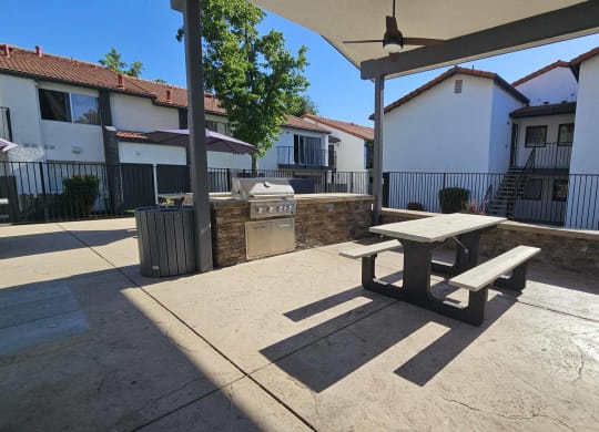 Courtyard with BBQ at Alturas Paso Robles Apartment Homes, Paso Robles, CA