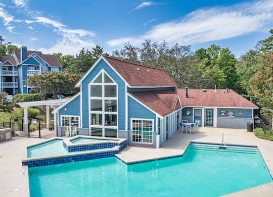 additional photo for property listing at chic digs with room to stretch out in the village 22 car