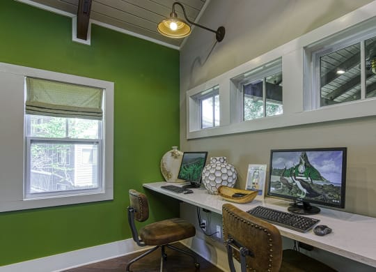 Wynnwood Vinings resident business center with green walls and computer stations