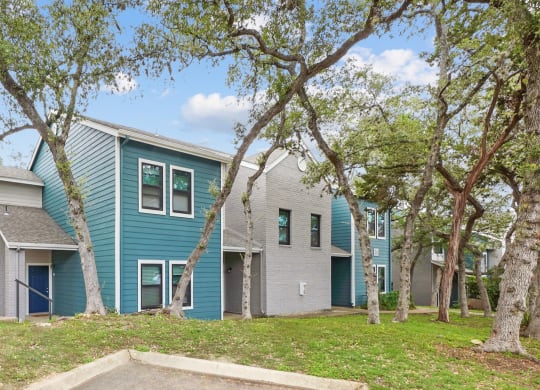 exterior view at the whispering winds apartments in pearland, tx