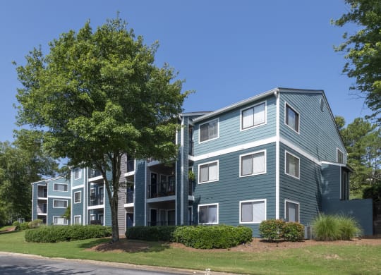 Vinings GA Atlanta Apartments with Full size Washer and Dryer - Wynnwood Vinings - Property Exterior with professional landscaping