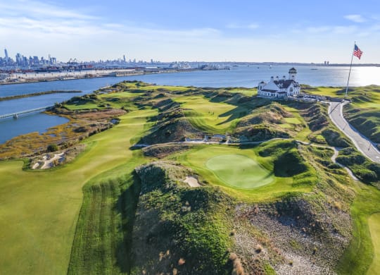 a view of the 18th hole at governors island with the city of ny in the background at Harbor Pointe, Bayonne, New Jersey