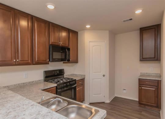 a kitchen or kitchenette at chic hollywood home central to everything at The Village at Granger Pines, Conroe