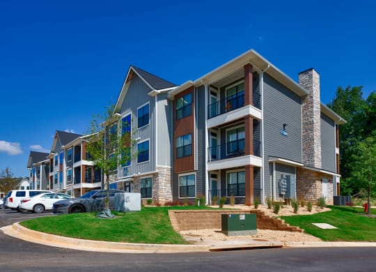 Building view1 at Farmhaus Apartments, Alabama, 35757