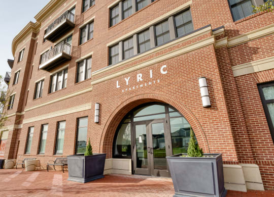 a brick building with an arched door and the word lycée on it