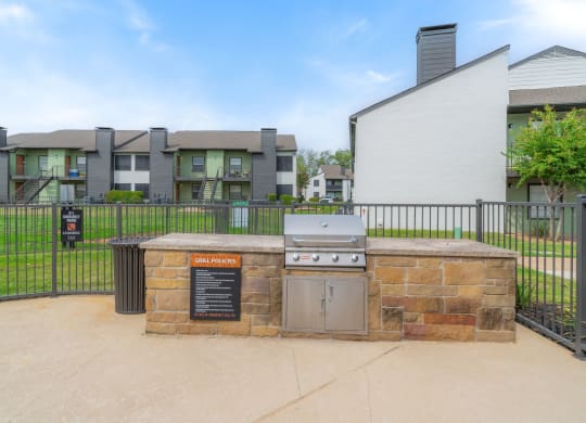 the preserve at ballantyne commons apartments clubhouse with grill and grass